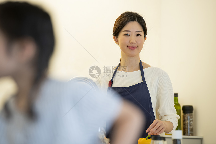 厨房制作料理的成年女子图片