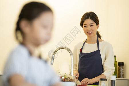 厨房切菜的家庭主妇图片