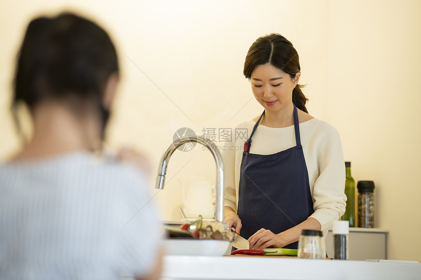 厨房里切菜制作料理的成年女子图片