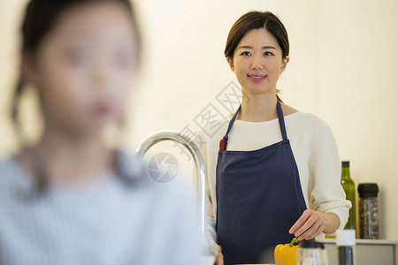 厨房穿着围裙的家庭主妇图片