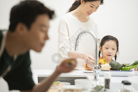 厨房里处理食材的母女图片