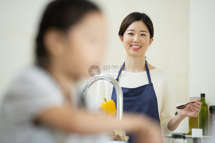 穿着围裙处理食材的年轻女子图片