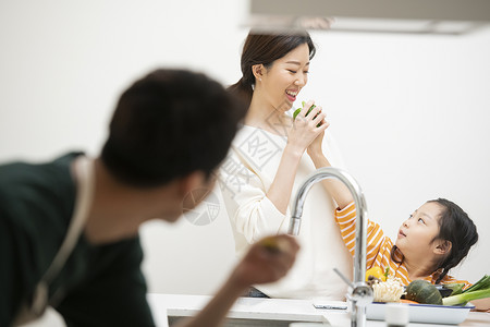 厨房里互动的母女图片