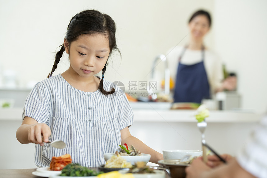 餐桌上用餐的小女孩图片