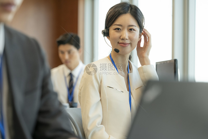 头戴式耳机令人愉快的韩国人商务呼叫中心女图片