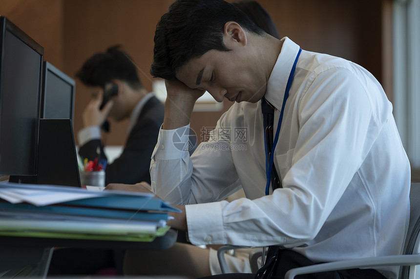 深夜加班疲惫的商务男性图片