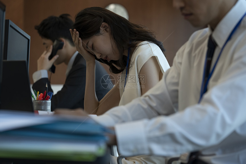 深夜加班过度疲劳头疼的商务女性图片