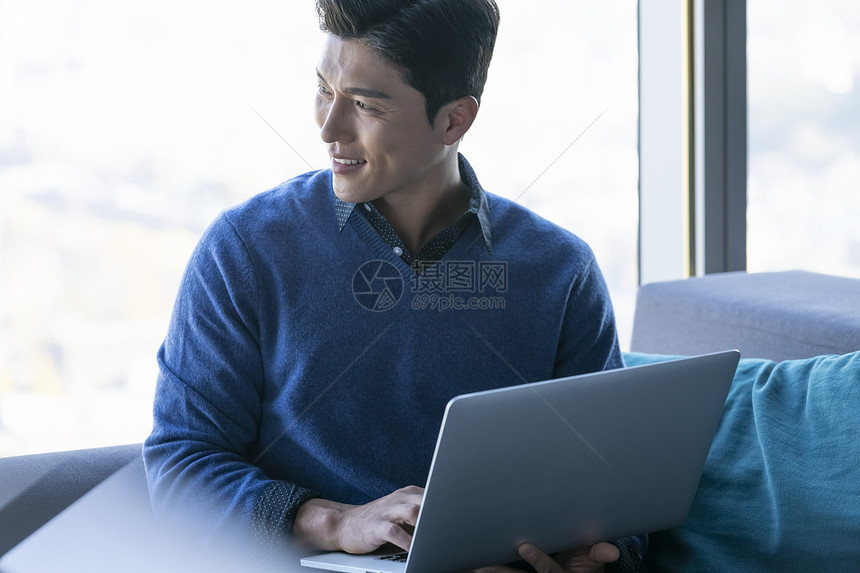 商务男性出差看平板电脑图片