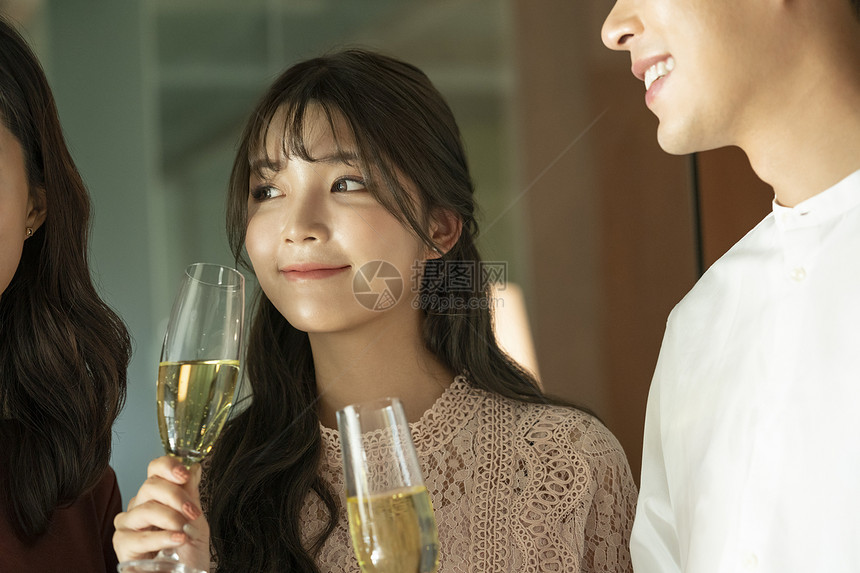 年轻男女酒会碰杯庆祝图片