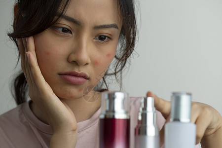 外国人泛亚洲年轻女子女患皮肤粗糙背景图片