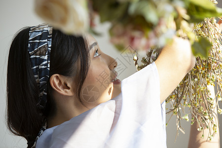 欢快野草女一个女人装饰鲜花图片