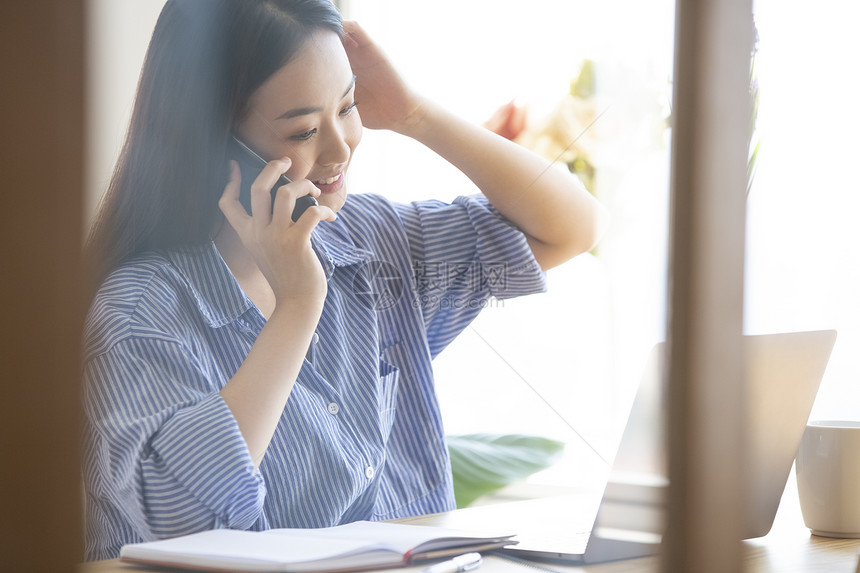 接听电话的商务女性图片