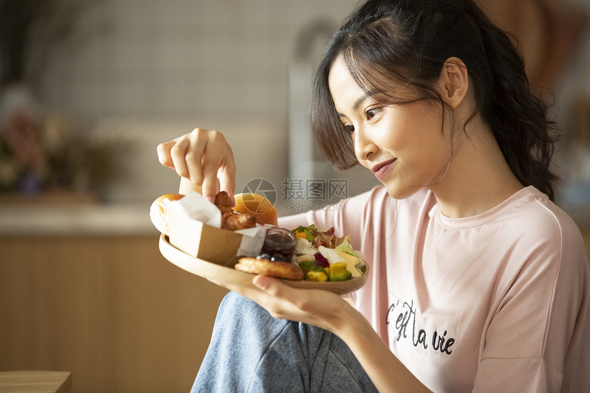 进餐减肥中日一个女人享受烹饪图片