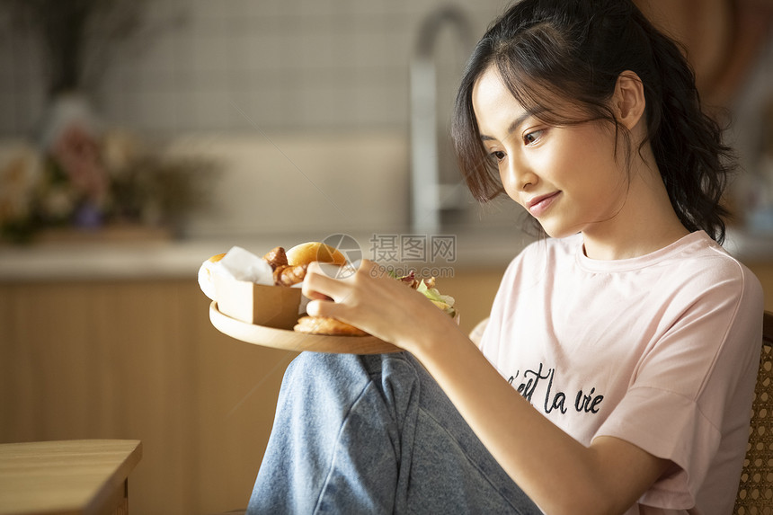 手工愉快幸福一个女人享受烹饪图片