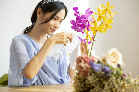 轻松人物花朵在花上喂水的女人图片