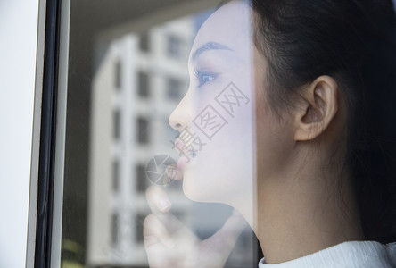 亚洲女强人生活女商人和大厦反射图片