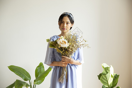 晚礼服时髦注视镜头花和女人肖像图片