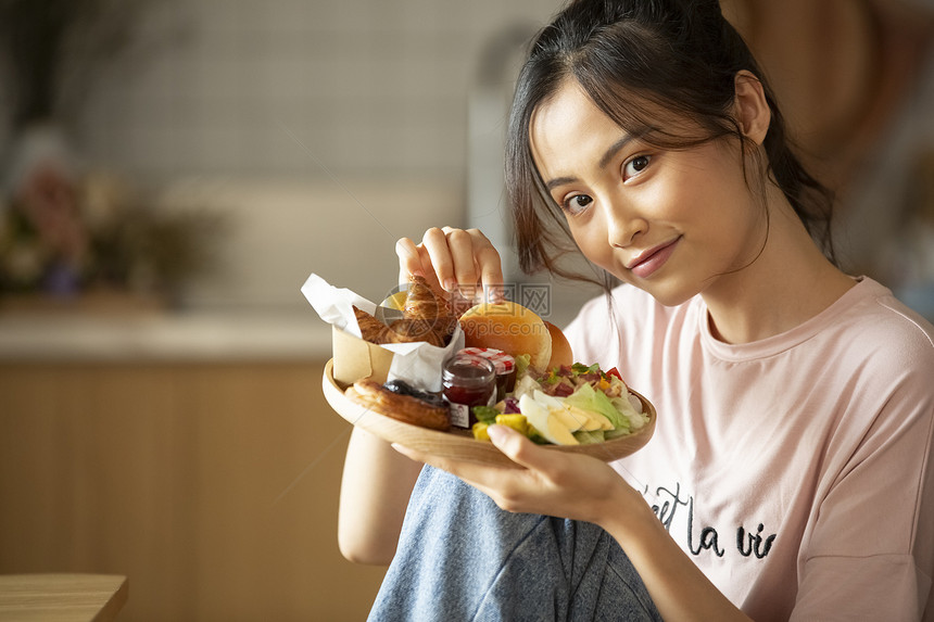 在家吃甜品的美女图片