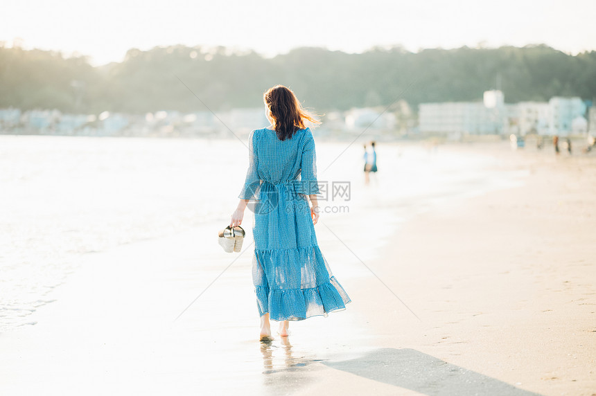 夏天走路步行一个女人在海里图片