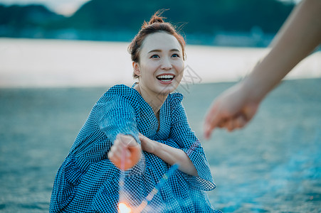 海岸手持烟花假日海上烟花图片