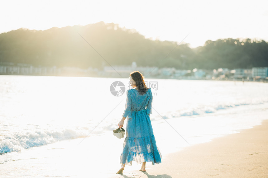 漫步日光海滨一个女人在海里图片