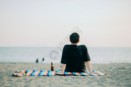 海边度假的男青年图片
