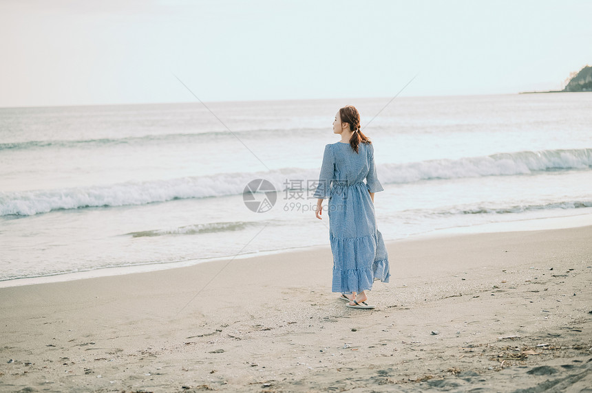 海边度假的一家人图片