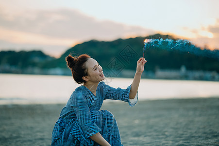 海边沙滩漫步的美女图片