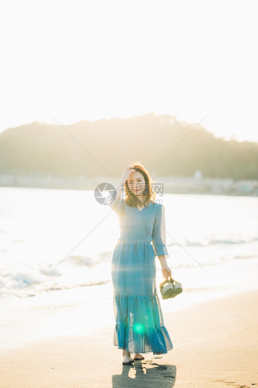 海边沙滩漫步的美女图片