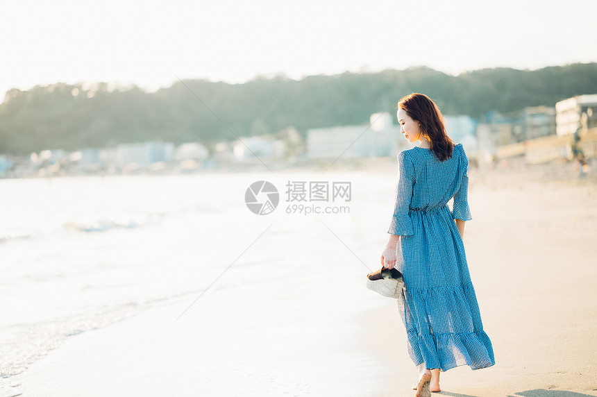 海边沙滩漫步的美女图片