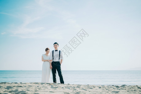 留白人类双人海边婚礼肖像图片