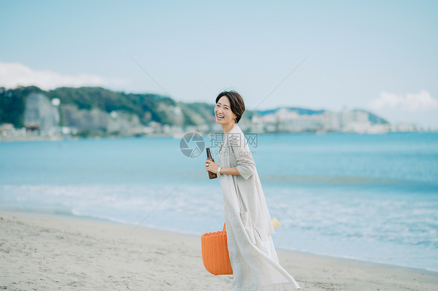 度假提神30多岁一个女人在海里图片