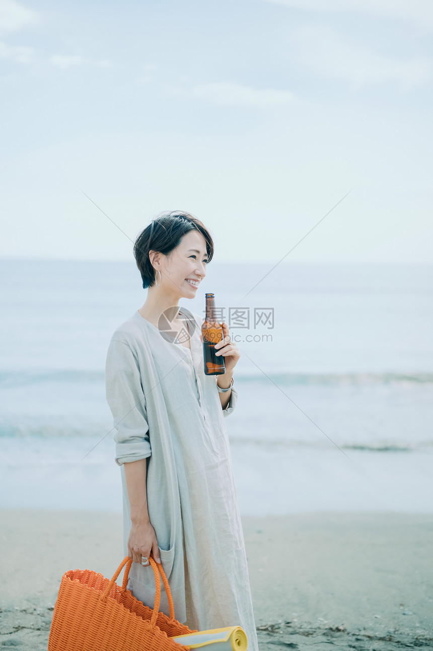 站立女士酒精一个女人在海里图片