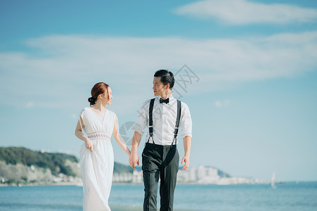 男人们走路会前照片海边婚礼肖像图片
