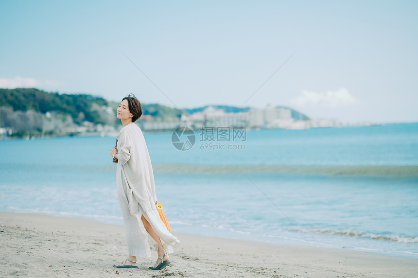 室外壮年海滩一个女人在海里图片