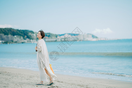 室外壮年海滩一个女人在海里图片