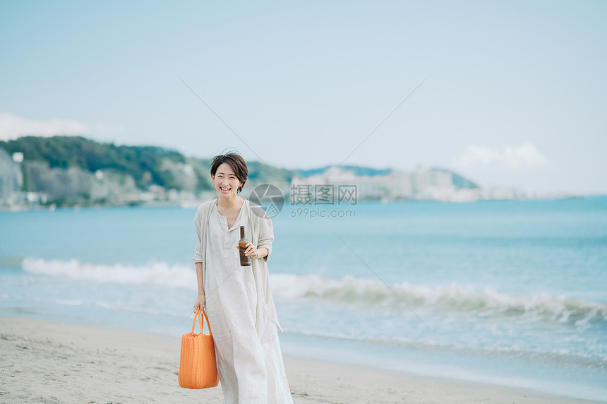 年轻美女海边旅行图片