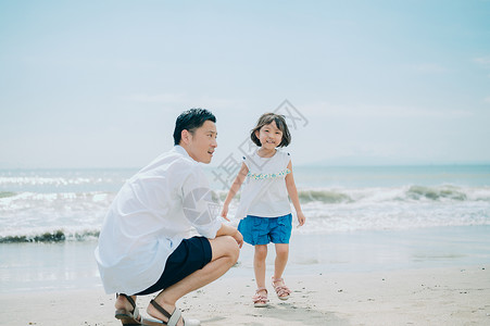 夏天玩沙享受海水浴的家庭图片