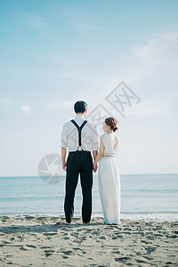 海边拍新婚照的一对新人高清图片