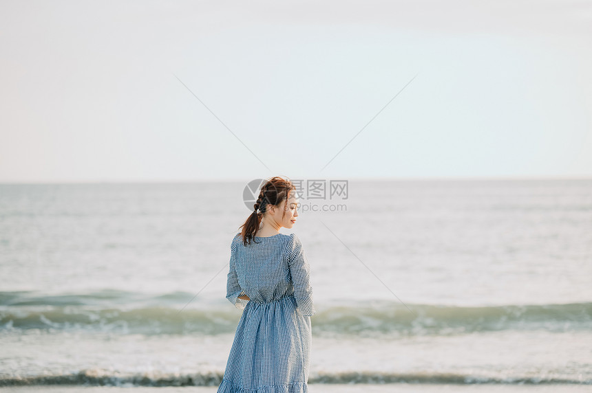 女生在海边放松自己图片
