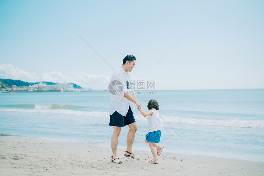 父女在海边玩耍图片