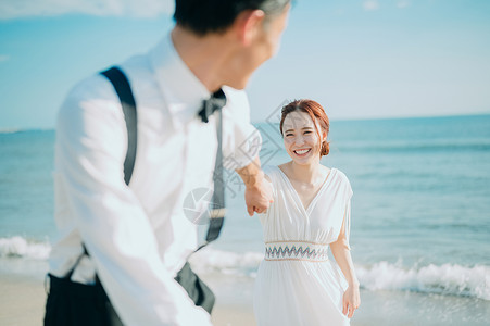 海边拍新婚照的一对新人背景图片