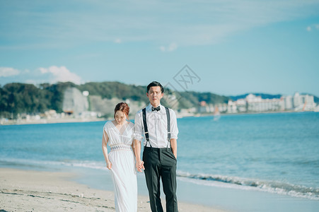 海边拍新婚照的一对新人背景图片