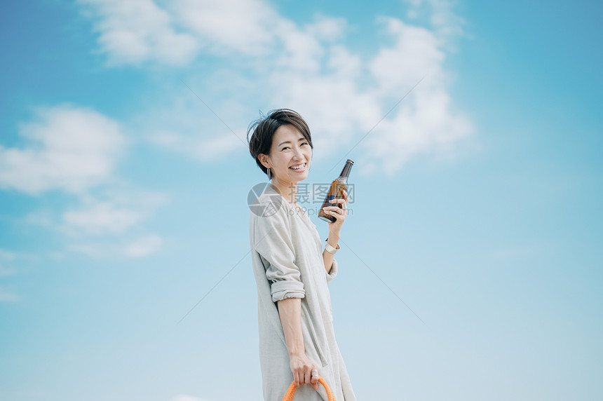 复制空间夏天上半身一个女人在海里图片