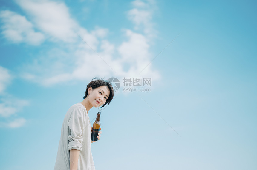 清新美女在海边图片