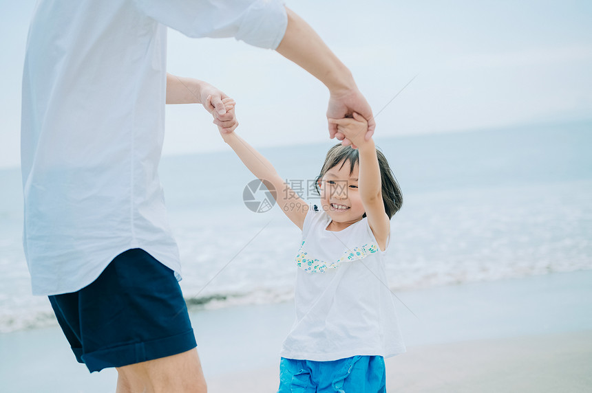 一起到海边度假的一家人图片