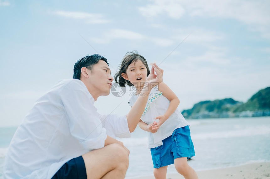 一起到海边度假的一家人图片