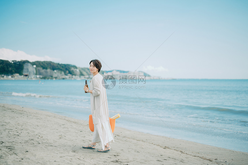 人物孤独的女孩一个女人在海里图片
