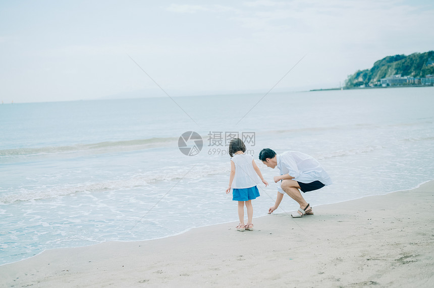 海边海滩上玩耍的父女俩图片