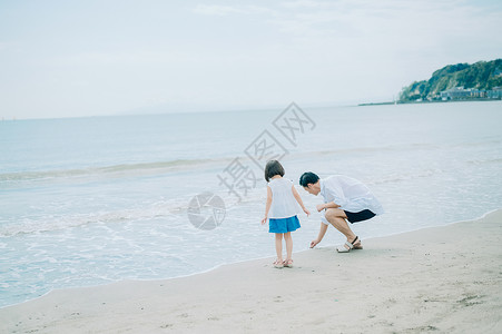 海边海滩上玩耍的父女俩图片